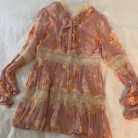 Beautiful Alexis floral dress with lace details. - Picture 3 of 4